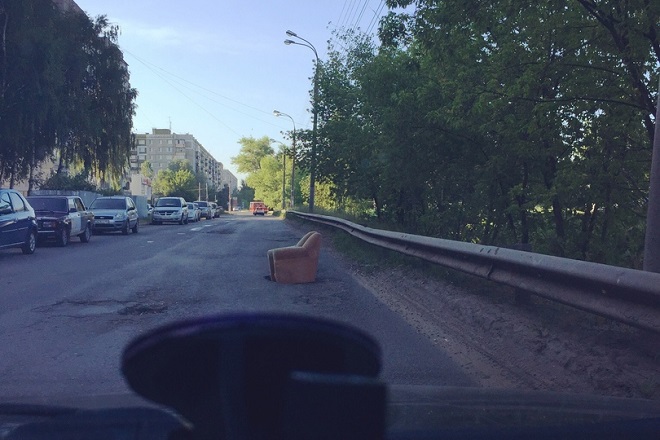 «Посидим на дорожку»: в яму на улице Космической поставили кресло (ФОТО)