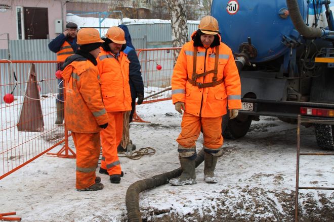 Работы по ликвидации коммунальной аварии завершаются на улице Родниковой - фото 8