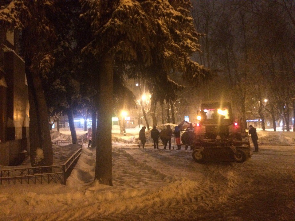 Лед сломан: сквер на площади Свободы привели в порядок после нагоняя от Панова - фото 1
