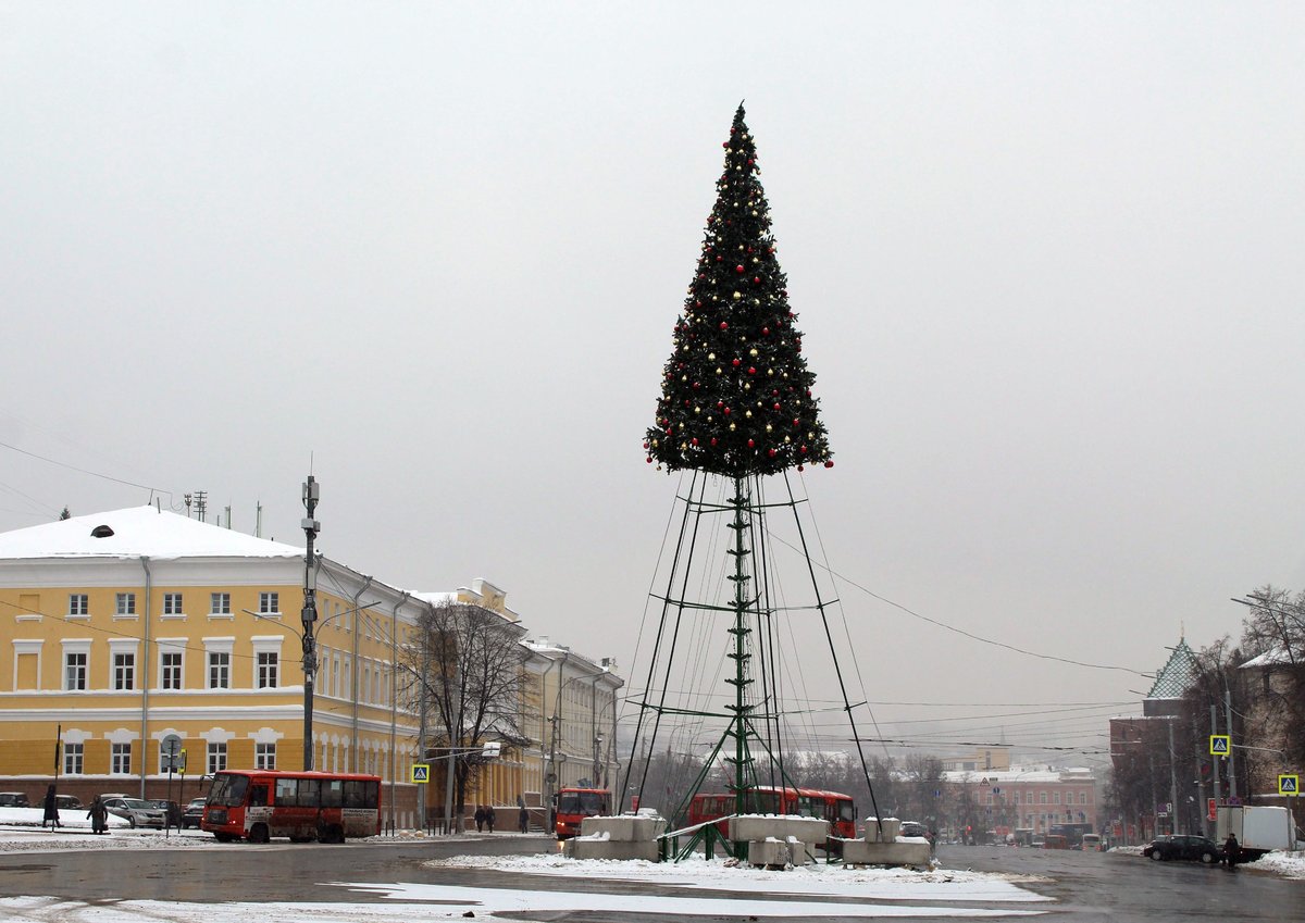 Праздники закончились: в Нижнем Новгороде демонтируют новогоднее оформление