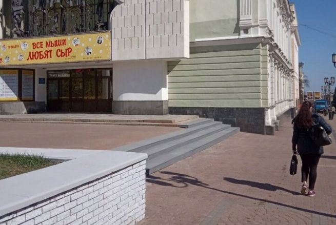&laquo;Одноразовые&raquo; ступени появились перед Нижегородским театром кукол накануне приезда Ольги Голодец - фото 2