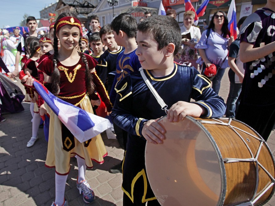 Десять тысяч нижегородцев приняли участие в первомайском шествии (ФОТО) - фото 1