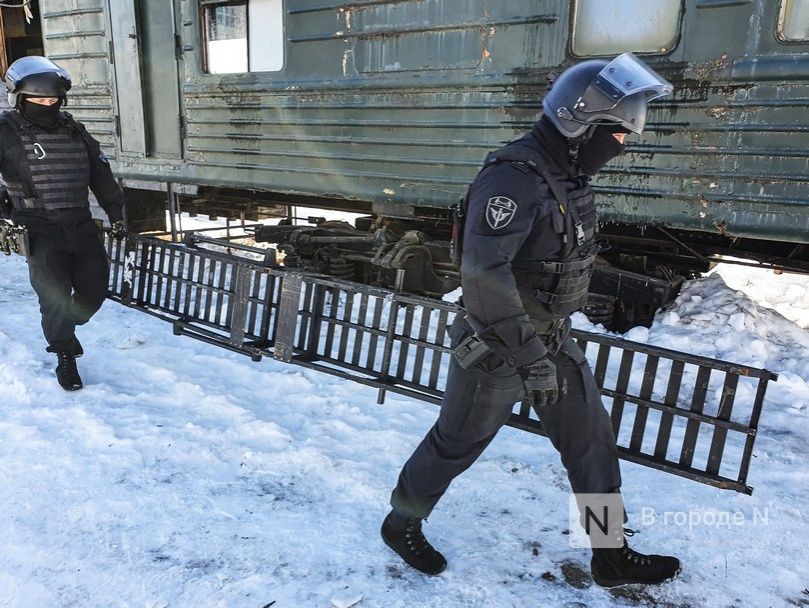 Омон приехал поздно. ОМОН Нижегородская гвардия. Нижегородский ОМОН. ОМОН штурмуют поезд. Спецназ штурм поезда.