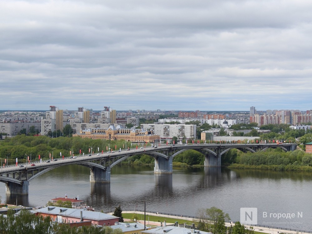 Очистка бордюров ведется на мостах в Канавинском районе