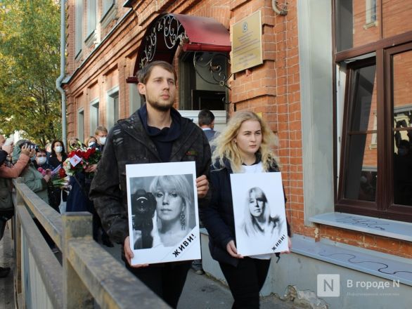Траурная процессия с портретами Славиной  прошла мимо здания нижегородского МВД (фото) - фото 15