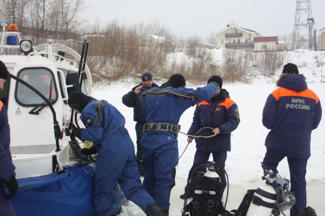 Нижегородские спасатели учились доставать провалившихся под лед людей - фото 3