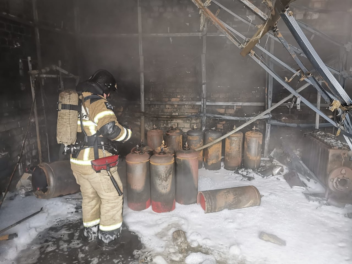 Баллоны с пропаном хранились на горевшем складе на улице Чаадаева в Нижнем Новгороде - фото 1