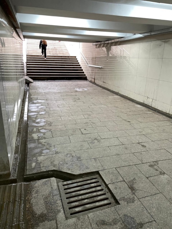 Нижегородцы жалуются на потоп в подземном переходе на площади Лядова - фото 1