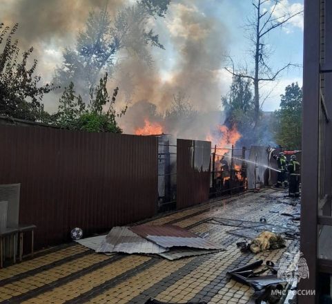 Крупный пожар вспыхнул в садовом товариществе в Нижнем Новгороде - фото 2