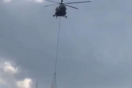 Вертолет МЧС России задействован в тушении крупного пожара в дзержинской промзоне