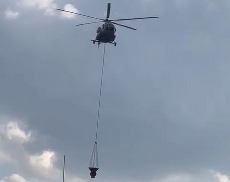 Вертолет МЧС России задействован в тушении крупного пожара в дзержинской промзоне - фото 1