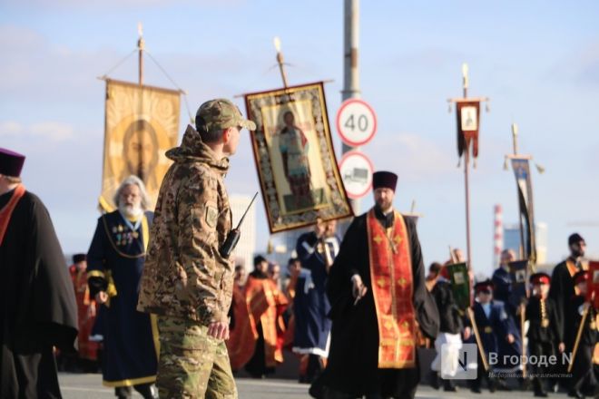 Шли Крестным ходом и ели гигантский кулич: как прошла Пасха в Нижнем Новгороде — фоторепортаж - фото 38
