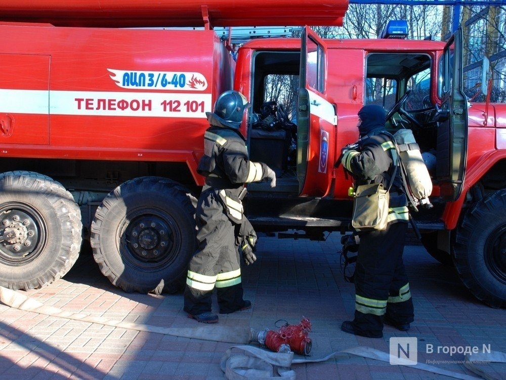 12 человек эвакуировали пожарные из горящего дома в Дзержинске - фото 1