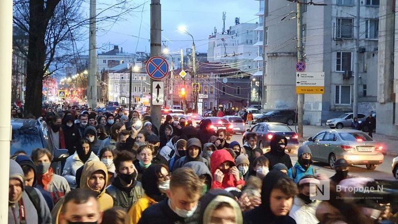 Около тысячи человек вышло на несанкционированный  митинг в поддержку Навального в Нижнем Новгороде - фото 9