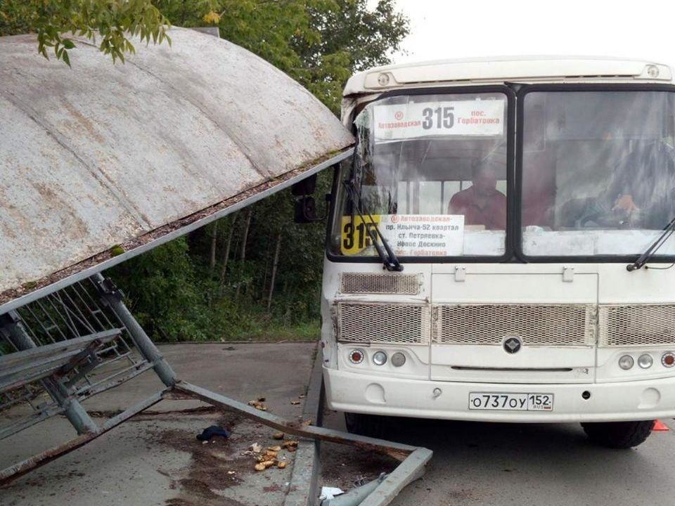 Подросток и женщина пострадали из-за водителя автобуса, въехавшего в остановку в Нижнем Новгороде - фото 1