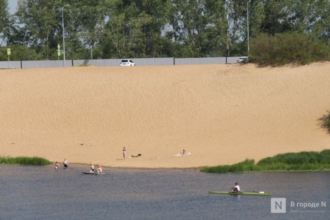 Спасение от адского пекла: фоторепортаж с пляжей Нижнего Новгорода - фото 20