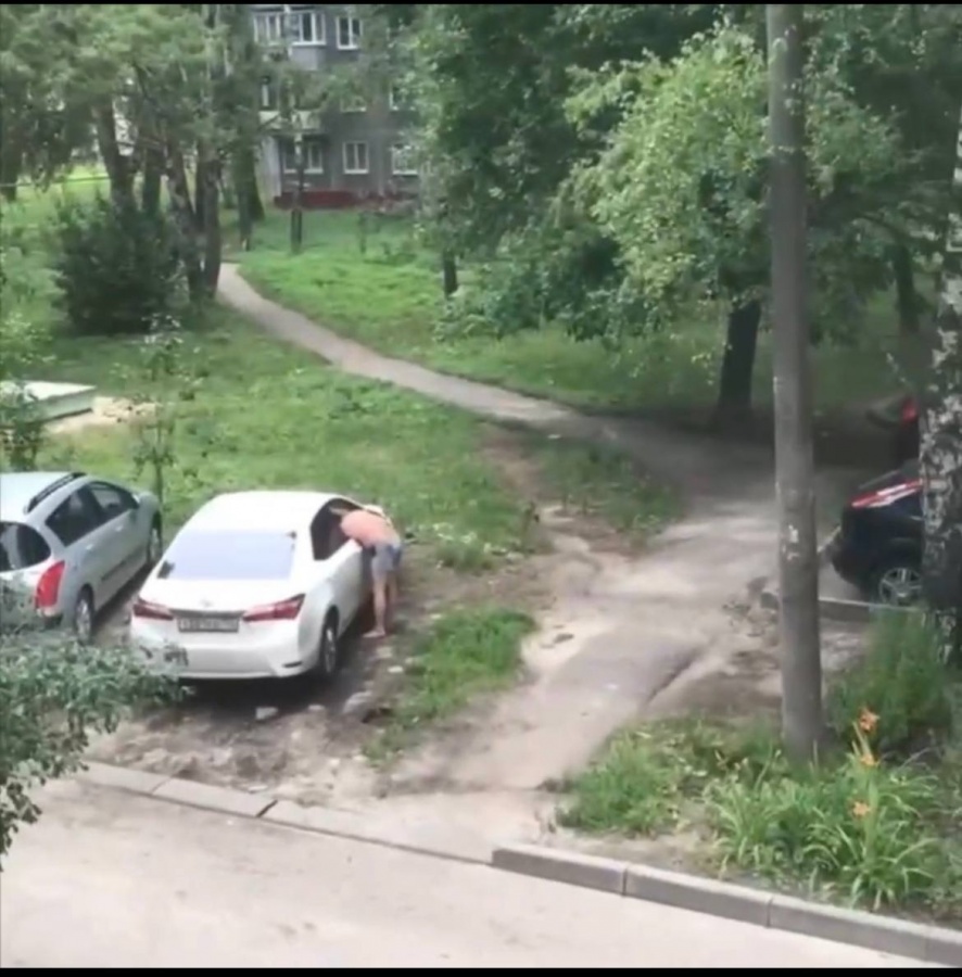 Автозаводец в трусах не вспомнил как залез в чужое авто в Нижнем Новгороде - фото 1