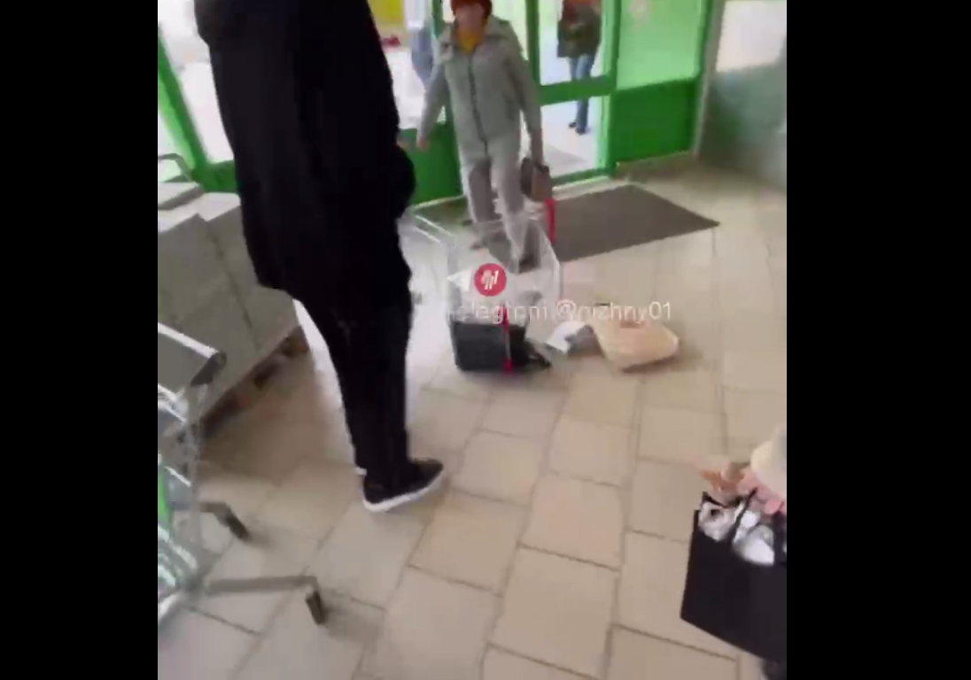 Агрессивная женщина напала на подростков в нижегородском магазине - фото 1