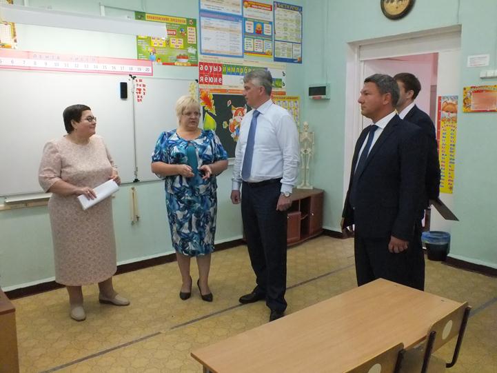 Сергей Белов вместе с комиссией принял две нижегородские школы к новому учебному году (ФОТО) - фото 1
