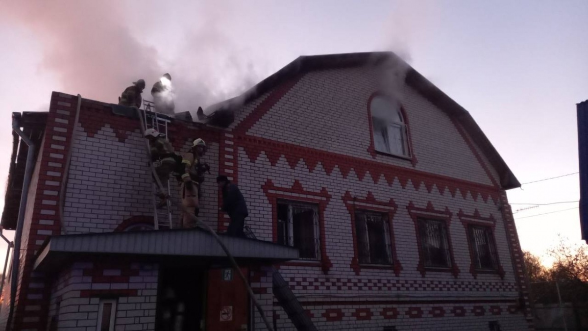 Более 30 человек эвакуировали из горящего дома в Автозаводском районе