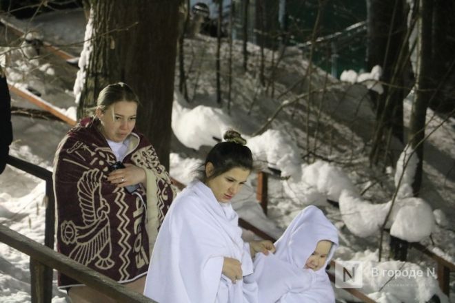 Мороз по коже: фоторепортаж с крещенских купаний в Нижнем Новгороде - фото 31