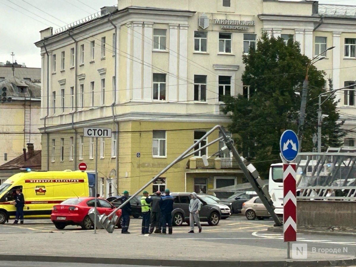 Появились подробности ДТП на площади Лядова, где рухнул светофор - фото 1