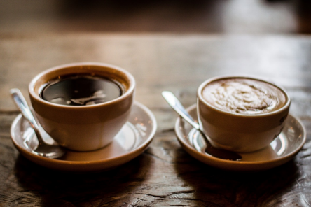 Зачем к чашке кофе подают стакан воды?