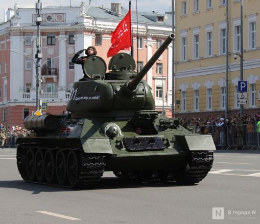 Фоторепортаж: парад в честь 80-й годовщины Победы прошел в Нижнем Новгороде - фото 77