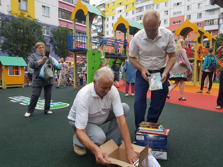 Самый благоустроенный дом Нижнего Новгорода получил набор книг в подарок (ФОТО)