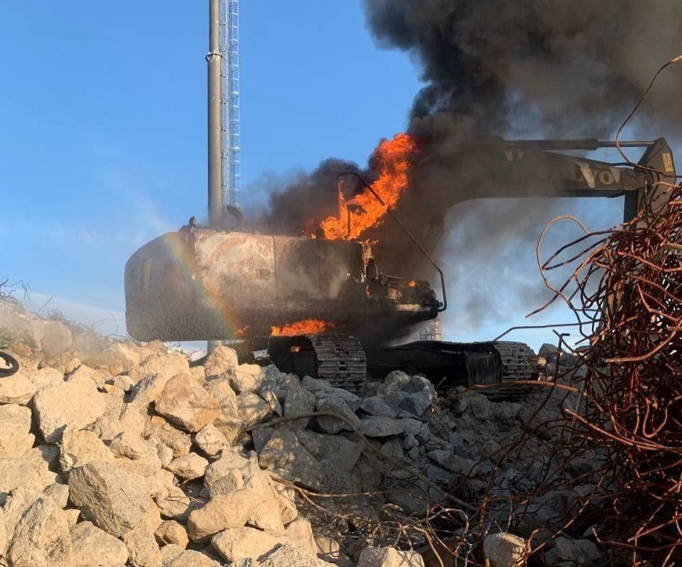 Экскаватор сгорел во время работы в Кстовском районе - фото 1