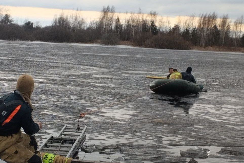 Появились фото спасения рыбака в Нижегородской области