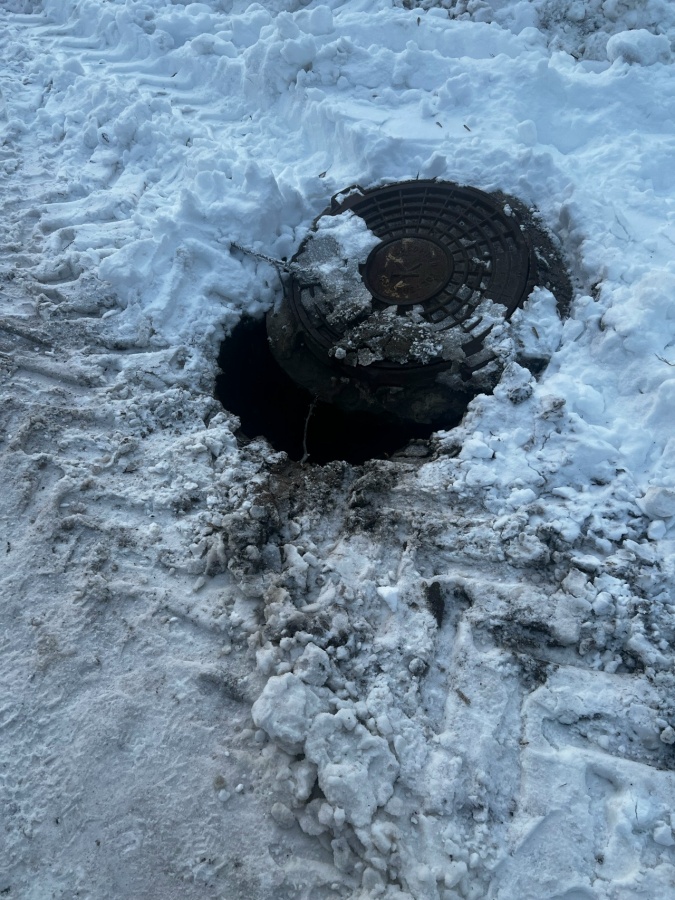 Опасный провал образовался у парка Пушкина в Нижнем Новгороде - фото 1