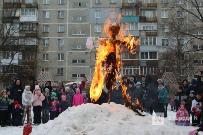 Очереди за блинами и сожжение чучела: нижегородцы отмечают Масленицу - фото 36