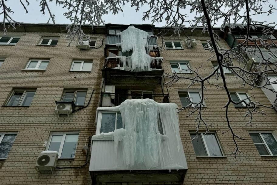 Нижегородцы жалуются на гигантские сосульки на балконах