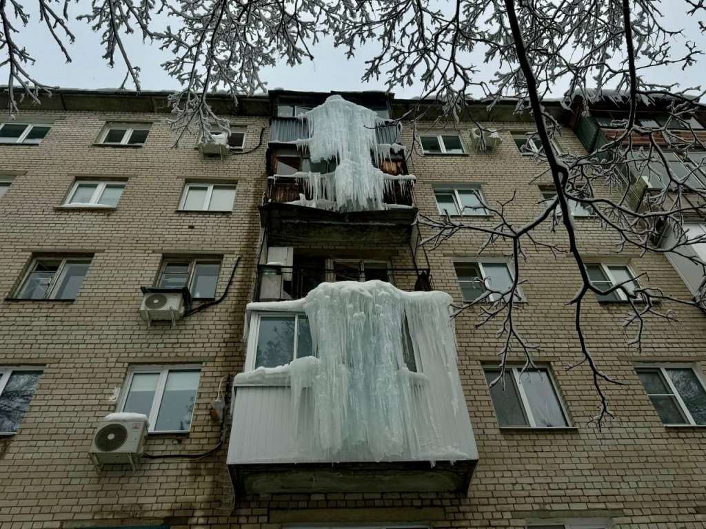 Нижегородцы жалуются на гигантские сосульки на балконах - фото 1