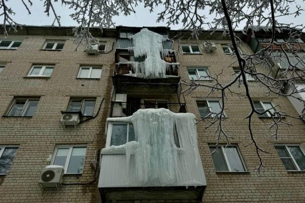Нижегородцы жалуются на гигантские сосульки на балконах