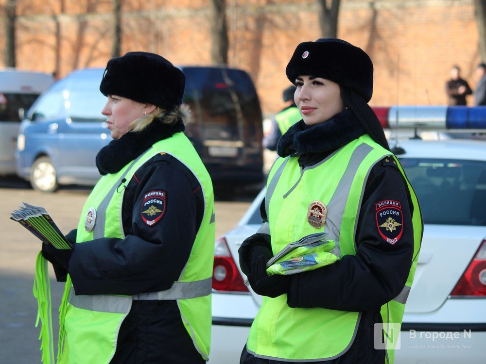Девушки-полицейские поздравили нижегородских водителей с Днем защитника Отечества - фото 1