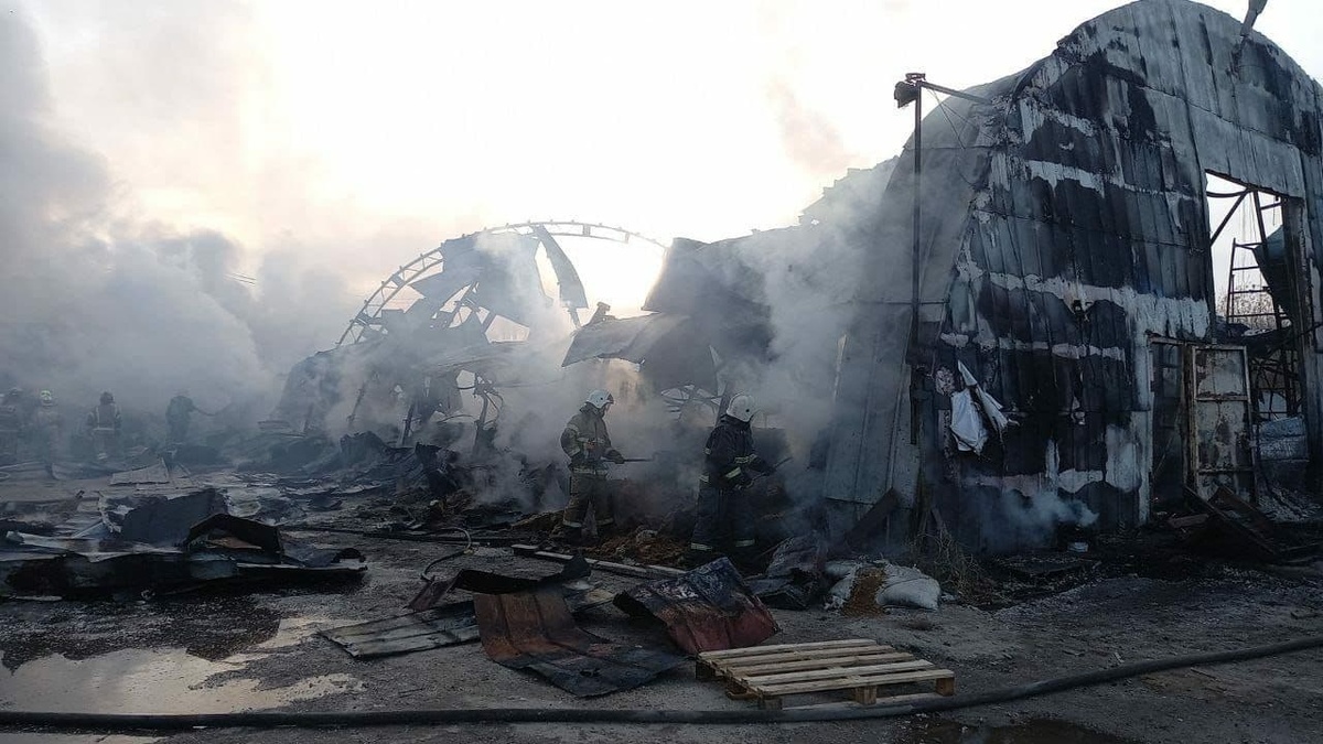 Склад площадью в 1400 квадратных метров загорелся в Автозаводском районе - фото 1