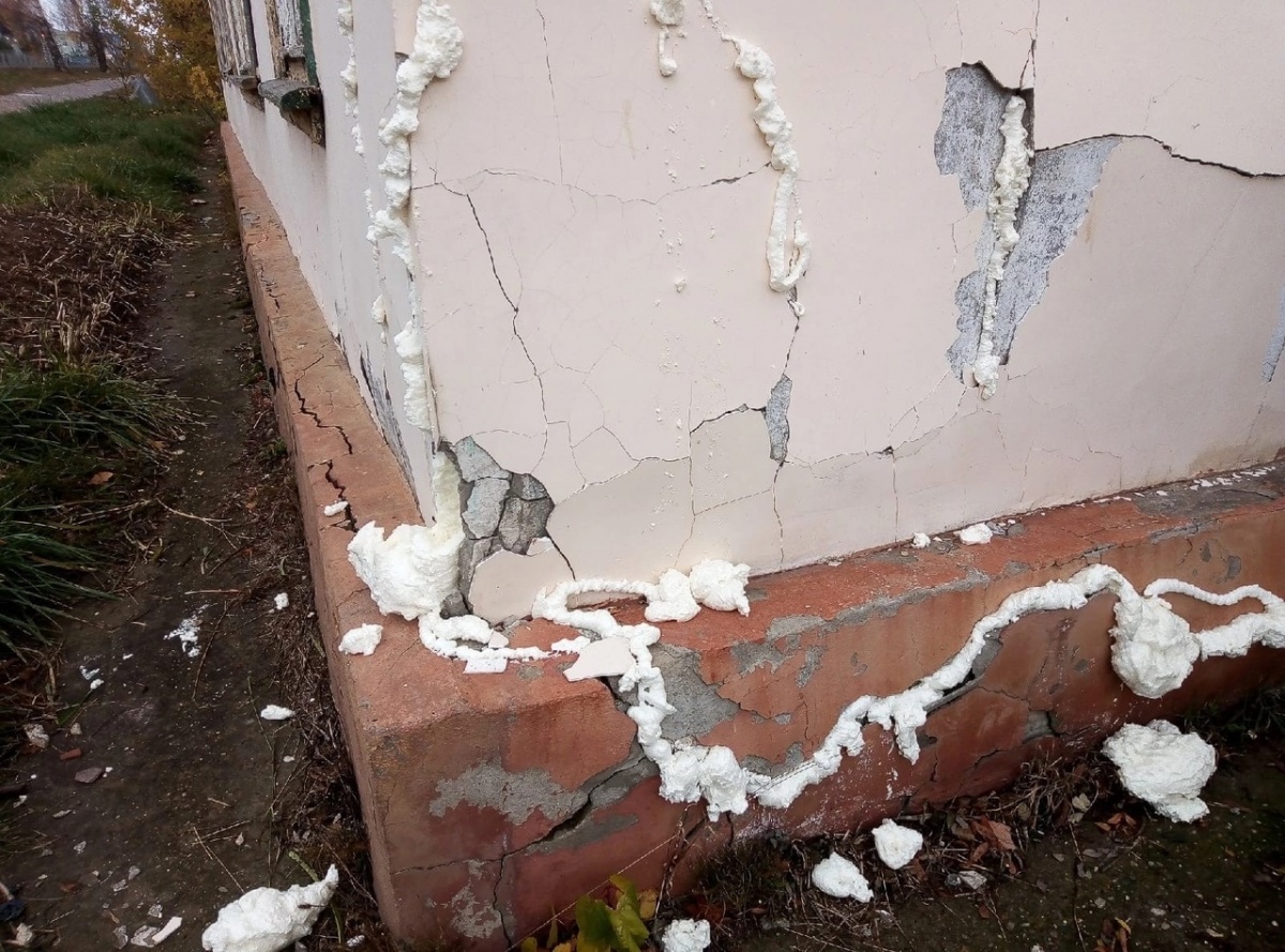 Администрация Сокольского объяснила использование монтажной пены для ремонта трещин на доме - фото 1