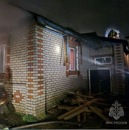 Мощный ночной пожар вспыхнул в частном доме в Нижнем Новгороде - фото 1