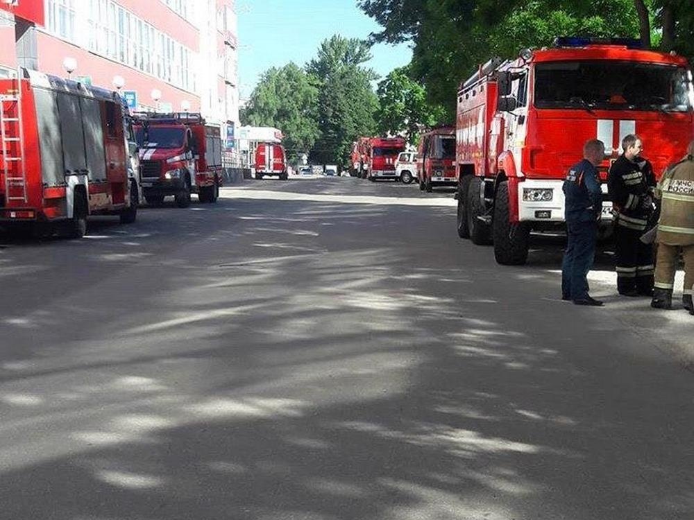 Около десятка пожарных машин выстроились у ТЦ на улице Бекетова в Нижнем Новгороде - фото 1