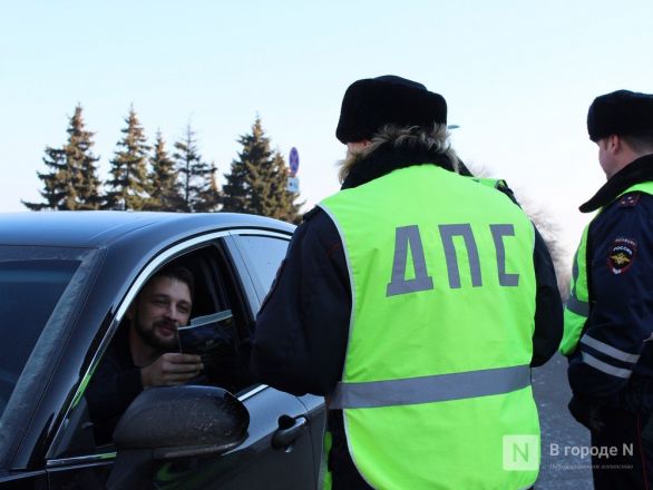 Девушки-полицейские поздравили нижегородских водителей с Днем защитника Отечества - фото 27