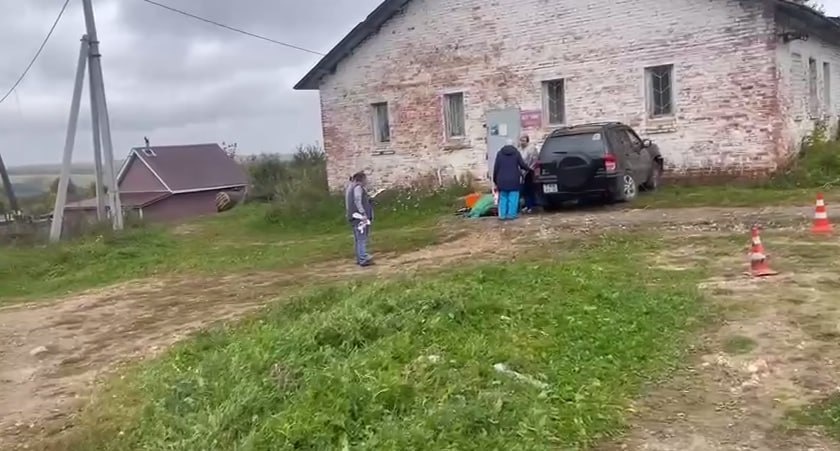 Иномарка влетела в дом в Нижегородской области: водитель погиб - фото 1