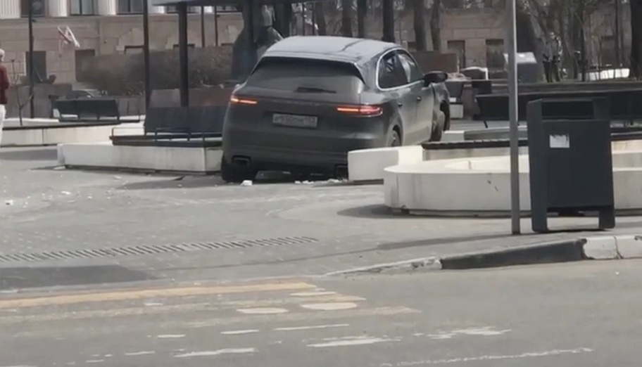 Porsche вылетел на тротуар на площади Маркина в Нижнем Новгороде - фото 1