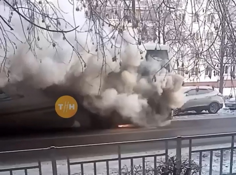 Автобус загорелся в Автозаводском районе - фото 1