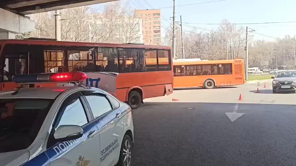Два пассажира пострадали от столкновения ПАЗа и ЛиАЗа в Ленинском районе - фото 1