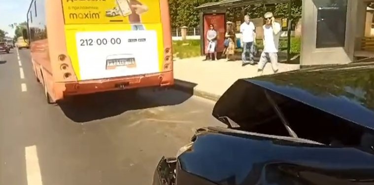 Нижегородец на иномарке врезался в автобус и сбежал с места ДТП - фото 1