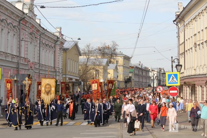 Фоторепортаж: как прошел пасхальный крестный ход в Нижнем Новгороде - фото 60