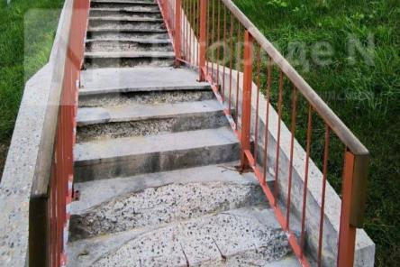 Опасные лестницы на набережной Федоровского начали ремонтировать