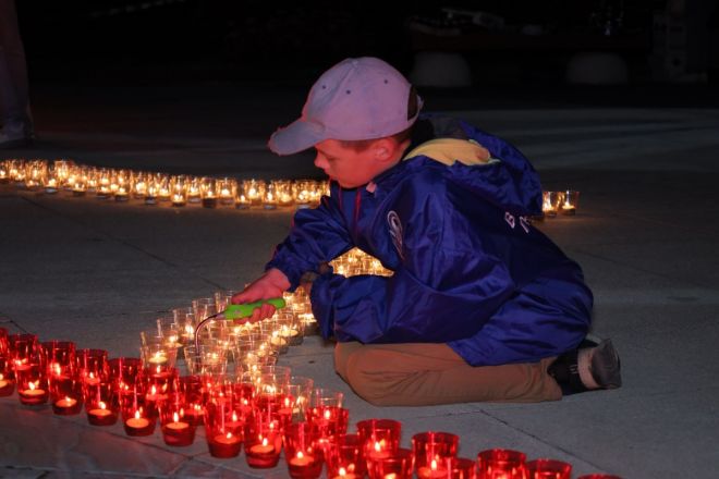 Более 10 тысяч свечей зажгли в парке Победы в Нижнем Новгороде - фото 2